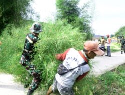 Gotong Royong Prajurit Yonif 9 Marinir Bersama Masyarakat Guna Memperat Kebersamaan Untuk Mewujudkan Lingkungan Bersih Dan Sehat