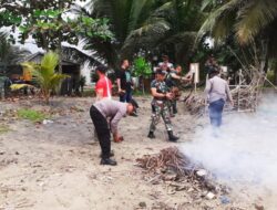 Jelang HUT TNI ke-80, TNI-Polri dan Warga Gelar Aksi Bersih Pantai Blado Trenggalek