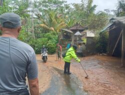 Babinsa Kawan Gerak Cepat Evakuasi Material Longsor Demi Keselamatan Warga