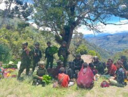 Bukti Nyata Satgas Mobile Yonif 644/Walet Sakti Hadir Untuk Mensejahterakan Rakyat Dengan Melaksanakan Kegiatan Anjangsana Dan Borong Hasil Tani Warga Tangma