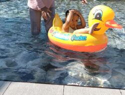 Akhir Pekan Keluarga Komisaris PT Cybertni Grup Internasional Di Kolam Renang Muncul