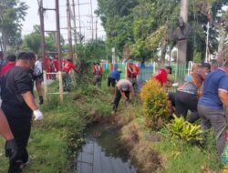 WUJUDKAN LINGKUNGAN BERSIH DAN SEHAT, YONIF 8 MARINIR BERSAMA FORKOPIMCAM DAN MASYARAKAT GELAR KARYA BAKTI DI PANGKALAN BERANDAN
