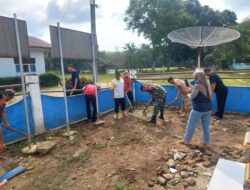 Indahnya Kebersamaan, Babinsa Dan Warga Dolok Merangir II Bersatu Dalam Gotong Royong