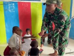 Anak-Anak SD Bibida Belajar Menggambar Bersama Prajurit TNI