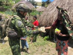 Pos Mugi Satgas Mobile Yonif 644/Walet Sakti Melaksanakan Kegiatan Komunikasi Sosial (Komsos), Membantu Masayarakat Bercocok Tanam Dan Pelayanan Kesehatan Kepada Masyarakat Kampung Ugem