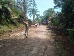 TNI Dan Warga Bersatu, Gotong Royong Perbaiki Jalan Rusak Di Nagori Dolok Simbolon