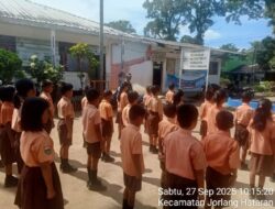 Babinsa Ajak Siswa SD Di Dolok Marlawan Belajar Baris-Berbaris Dengan Ceria