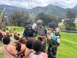 TNI Bagikan Buku Dan Bolpoin Untuk Anak-Anak Lanny Jaya