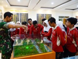 Mahasiswa UM Menyusuri Jejak Perjuangan Di Muséum Divif 2 Kostrad