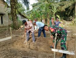 Babinsa Koramil 426-04/BA Bantu Warga Gali Pondasi Rumah Di Kampung Boga Tama