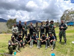 TNI Dan Warga Gotong-Royong Benahi Kamar Mandi Gereja Baptis Kogoyaluk Tiom