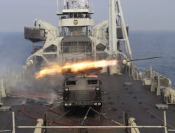 Yonroket 1 Marinir Laksanakan Penembakan RM-70 Grad Di Atas KRI Amboina Jelang HUT TNI Ke-80
