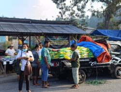 Kodim 1624/Flotim Bersama Bulog Salurkan 2,5 Ton Beras Murah Di Pasar Boru