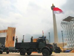 Yonhow 1 Marinir Tampilkan Meriam Howitzer 105 MM Di Geladi Defile HUT TNI Ke-80