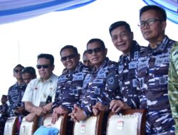 PANGKORMAR TINJAU GELADI BERSIH UPACARA PENGANUGERAHAN TANDA KEHORMATAN DAN SAILING PASS HUT KE-80 TNI 