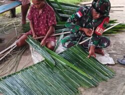 Wujudkan Manunggal Dengan Rakyat, Babinsa Bantu Warga Buat Atap Dari Daun Sagu