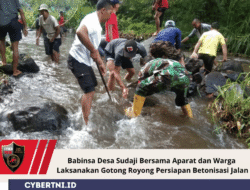 Babinsa Desa Sudaji Bersama Aparat dan Warga Laksanakan Gotong Royong Persiapan Betonisasi Jalan