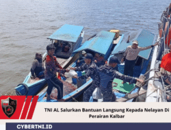 TNI AL Salurkan Bantuan Langsung Kepada Nelayan Di Perairan Kalbar