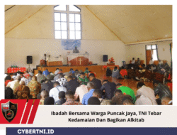 Ibadah Bersama Warga Puncak Jaya, TNI Tebar Kedamaian Dan Bagikan Alkitab