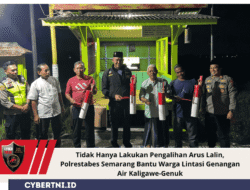 Tidak Hanya Lakukan Pengalihan Arus Lalin, Polrestabes Semarang Bantu Warga Lintasi Genangan Air Kaligawe-Genuk