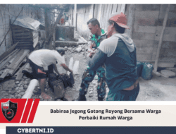 Babinsa Jegong Gotong Royong Bersama Warga Perbaiki Rumah Warga