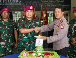 Wujud Sinergitas TNI/POLRI, Polresta Sidoarjo Berikan Tumpeng Pada Prajurit Yonif 3 Marinir Di HUT TNI ke 80 