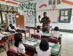 Babinsa Koramil 11/Girsang Sipangan Bolon Tanamkan Semangat Kebangsaan Sejak Dini Kepada Siswa SD Negeri Parapat