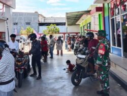 Babinsa Koramil 1710-02/Timika Bantu Kelancaran Operasional Saat Kelangkaan BBM