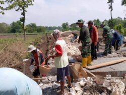 TNI Dan Warga Gugur Gunung Kebut Pembuatan Talud TMMD Di Desa Muraharjo