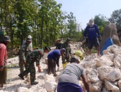 Roda Gerobak Terus Berputar, Satgas TMMD dan Warga Muraharjo Gencar Bangun Talud