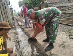 Gotong Royong Perkuat Kemanunggalan, Babinsa Monta Selatan Bersama Warga Cor Parit