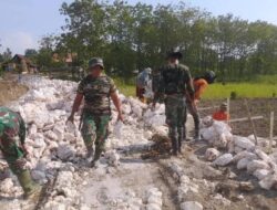 Kebersamaan di Tengah Terik, TNI dan Warga Tetap Kompak Membangun Desa