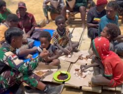 Jum’at Bersih Babinsa Koramil 426-03 Rawajitu Gotong-Royong Bersihkan Sampah Di Aliran Sungai