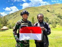 TNI Tumbuhkan Cinta NKRI Lewat Gerakan Pembagian Bendera Di Distrik Malagai
