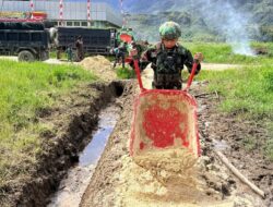 TNI Gotong Royong Bangun Jalan, Wujud Nyata Kepedulian Untuk Papua