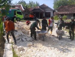 Langsir Batu Jadi Rutinitas Satgas TMMD Sengkuyung Tahap IV Dan Warga Desa Muraharjo 