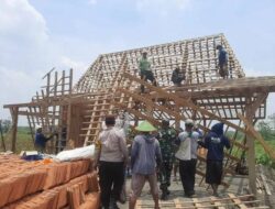 Babinsa Koramil 11/Jati Bantu Warga Dirikan Rumah, Wujud Kepedulian Dan Kemanunggalan TNI-Rakyat