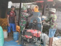 Babinsa Doplang Bantu Warga Dalam Proses Penggilingan Jagung, Wujud Kepedulian TNI Terhadap Petani