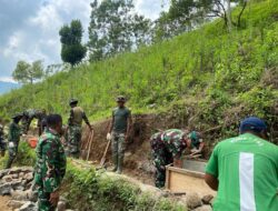 Koramil Dompu Kokohkan Kebersamaan Lewat Aksi Gotong Royong