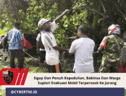 Sigap Dan Penuh Kepedulian, Babinsa dan Warga Supiori Evakuasi Mobil Terperosok Ke Jurang