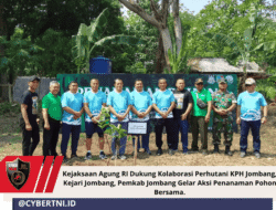 Kejaksaan Agung RI Dukung Kolaborasi Perhutani KPH Jombang, Kejari Jombang, Pemkab Jombang Gelar Aksi Penanaman Pohon Bersama.