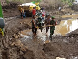 Babinsa Koramil Donggo Bantu Warga Panggul Motor Menyeberangi Sungai So Nampa di Bima