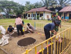 Babinsa Koramil 1802-03/Salawati Dampingi Mahasiswa Unimuda Sorong KKN Di Kampung Makotyamsa