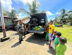 Dekatkan Akses Pangan, Babinsa Serui Distribusi Beras Murah Di Kampung Kanawa