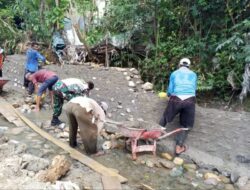Babinsa Posramil Leuser Bantu Warga Buat Tanggul Penahan Jalan