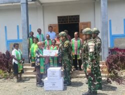 Kebersamaan Bersama Masyarakat Benawa, TNI Bagikan Bingkisan Makanan Usai Ibadah