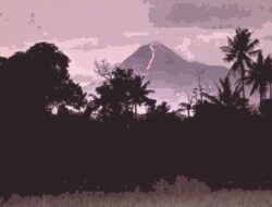 Lelehan Lava Pijar Gunung Merapi Terlihat Jelas Dari Trimulyo, Sleman