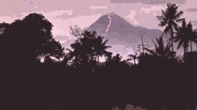 Lelehan Lava Pijar Gunung Merapi Terlihat Jelas Dari Trimulyo, Sleman