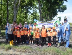 Perhutani KPH Jombang Ajarkan Menanam Anak Didik TK Tunas Rimba Lengkong, Nganjuk