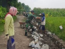 Babinsa Jogoroto Dan Warga Bangun Saluran Irigasi Untuk Tingkatkan Produktivitas Pertanian